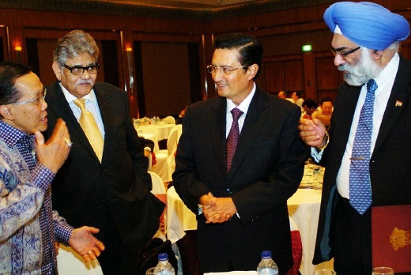 From right to left, Indian ambassador to Indonesia, Gurjit Sigh, Chairman Indonesian Agrobusiness and Agroindustry Community, Fadel Muhammad (second from right), Senior Vice President Indian Chamber of Commerce Kolkata,Sumit Mazumder, and Chairman Jakarta 