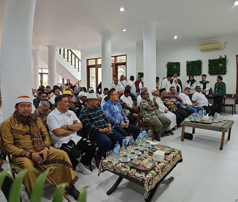Front Pemuda Muslim Maluku (FPMM) dengan ketua umumnya Umar Kei menggelar acara halal bihalal di Rumah Makan Ayam Goreng Ny. Suharti, Rawamangun, Jakarta Timur. 