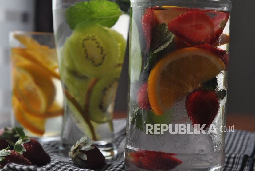 Fruit water atau air infus bisa dicoba untuk mengganti kecanduan minuman manis.