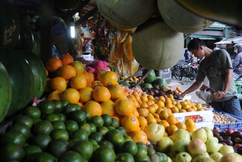 Fruits are on display in a street vendor in Jakarta. BPS records some increases in all agricultural subsectors during May 2013, including horticulture from 108.27 percent to 108.98 percent. (illustration)