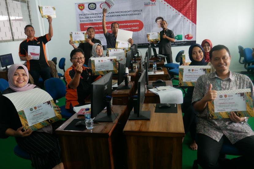 Laboratorium Elektro–Informatika–Sistem Informasi (ELITS) Fakultas Teknik Universitas Krisnadwipayana (FT Unkris) menggelar pelatihan Microsoft Office bagi 13 peserta perwakilan Atase Pendidikan Malaysia (Education Malaysia Indonesia/EMI), Selasa (20/12/2022).