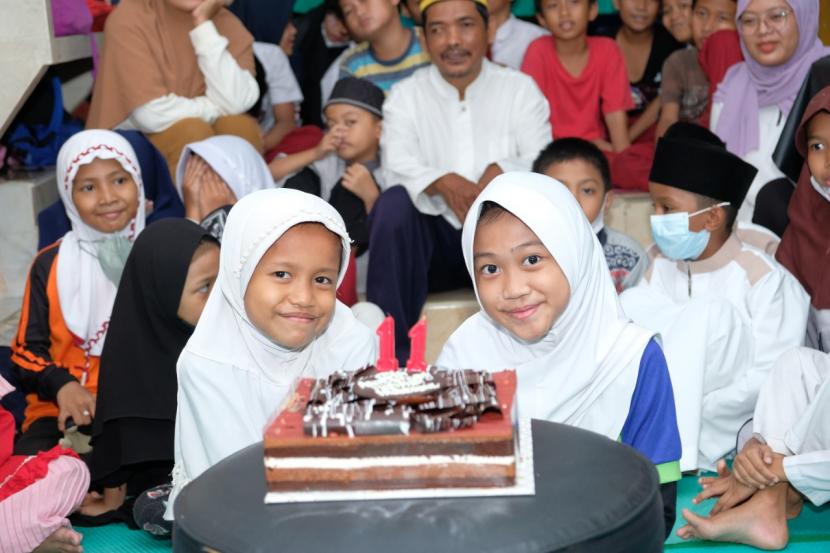 Fujifilm Indonesia (FFID) merayakan ulang tahun yang ke-11 dengan berbagi kebahagiaan bersama anak-anak panti asuhan. 