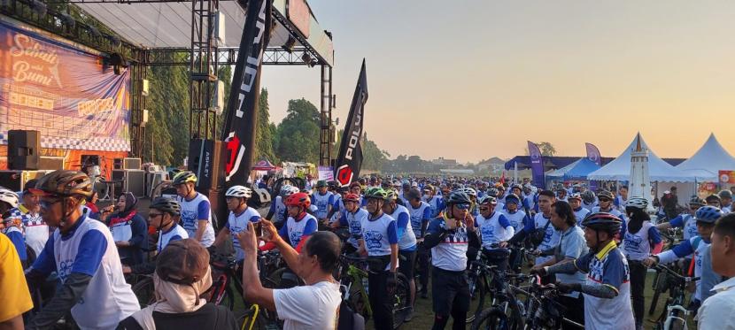 Fun Bike: Sehati untuk Bumi merupakan kegiatan untuk mendukung atlet dan kontingen berlaga di PON XXI Aceh-Sumut 2024. Kegiatan ini juga merupakan kolaborasi Republika dengan KONI DIY. 