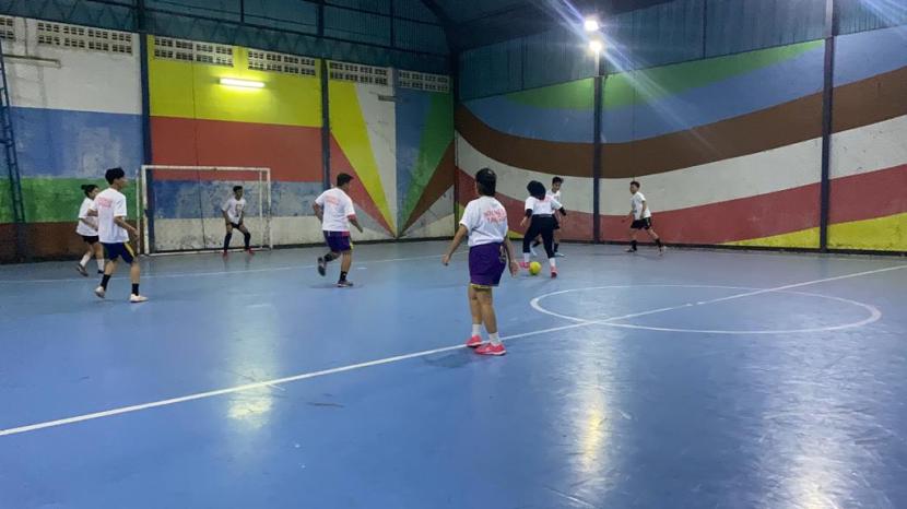 Fun futsal bersama komunitas futsal Kutai Timur di jalan Pendidikan, Sangatta Utara, Kalimantan Timur. 