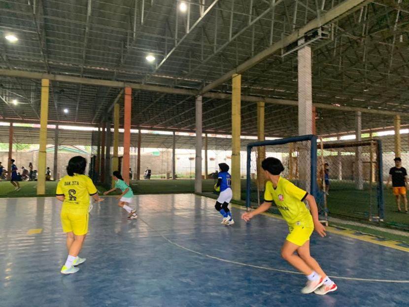 Fun futsal di Lapangan Futsal Garuda, Jalan Sukawaras, Kecamatan Talang Kelapa, Kabupaten Banyuasin, Sumatra Selatan.