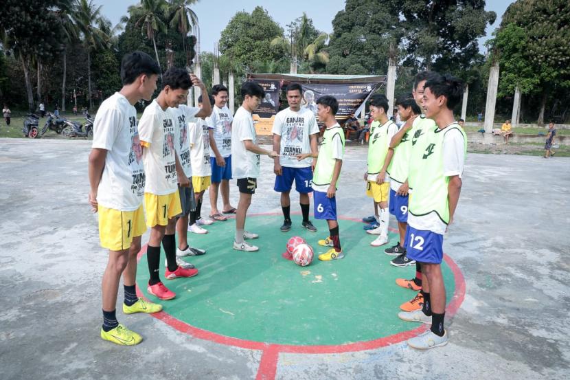 Fun futsal dilaksanakan di Desa Semangus sebagai wadah melatih kemampuan, serta meningkatkan sportivitas antar kawula muda.