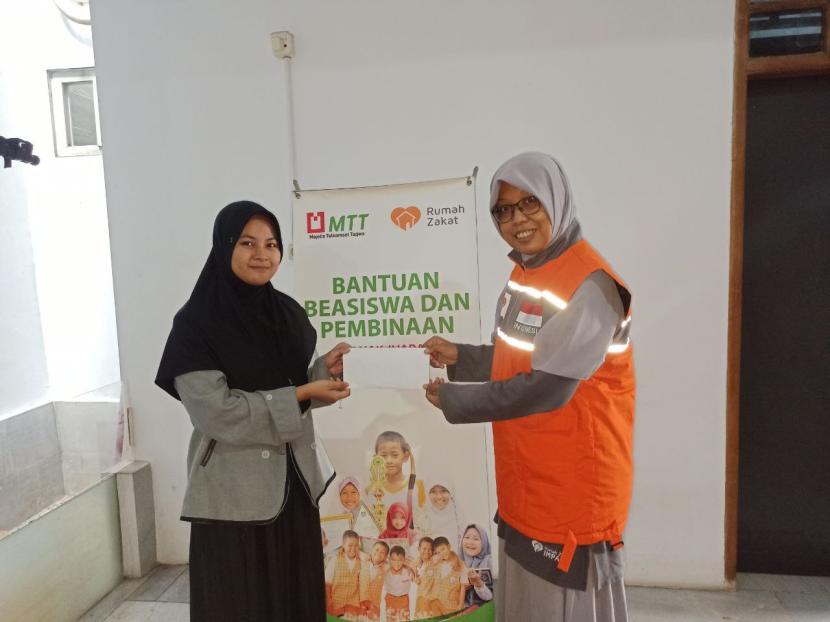 Fyna Nurul Mustofa menerima bantuan beasiswa dari Majelis Telkomsel Taqwa bersama Rumah Zakat.