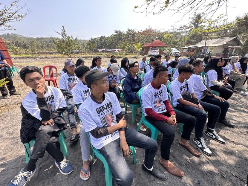 G-Creativity atau Ganjar Creativity yang terdiri dari alumni muda UNPAD-ITB-UPI mengadakan kegiatan Ngajar (Ngadawuh Ganjar) di wilayah pesisir Garut, tepatnya di Desa Indralayang, Kecamatan Caringin, Kabupaten Garut, Jawa Barat.