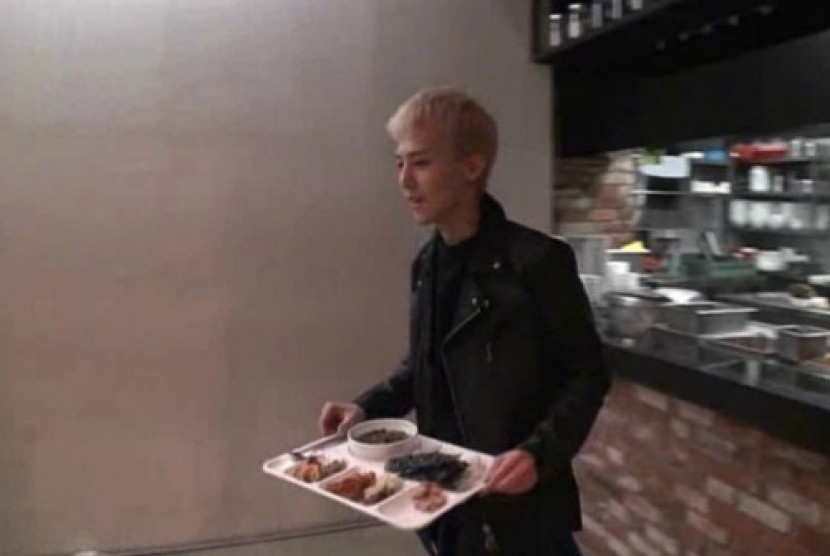 G Dragon makan di cafetaria YG