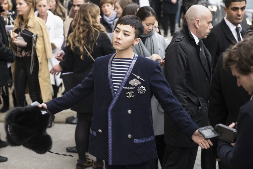 G-Dragon saat menjadi tamu di panggung mode Chanel di Paris.