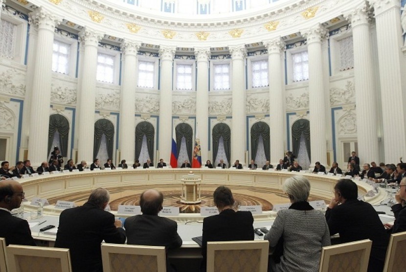 G20 representatives meet with Russian President Vladimir Putin in the Kremlin February 15, 2013. 