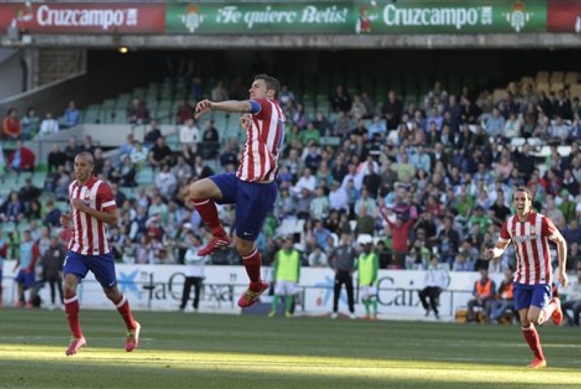   Gabi Fernandez (tengah) merayakan gol yang ia lesakkan ke gawang Real Betis.