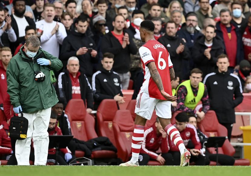 Gabriel dari Arsenal meninggalkan lapangan setelah menerima kartu merah saat pertandingan Liga Inggris antara Arsenal London dan Manchester City di London, Inggris, Sabtu (1/1)..