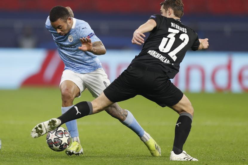  Gabriel Jesus dari Manchester City, kiri, ditantang oleh Florian Neuhaus dari Borussia Moenchengladbach selama pertandingan leg pertama babak 16 besar Liga Champions antara Borussia Monchengladbach dan Manchester City di stadion Puskas Arena di Budapest, Hongaria, Rabu, 24 Februari 2021.