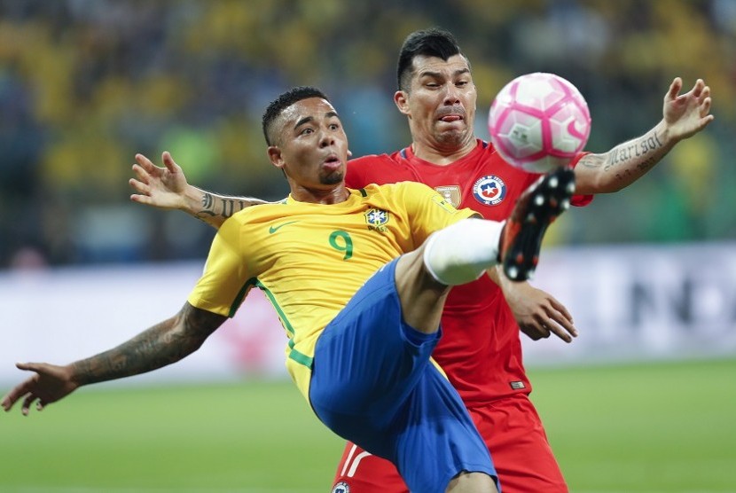 Gabriel Jesus (kiri), pencetak gol Brasil ke gawang Cile.