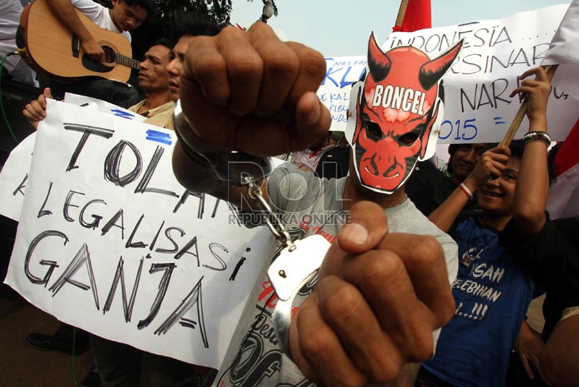  Gabungan aktivis anti narkoba menggelar aksi teatrikal dalam rangka bulan keprihatinan korban narkoba di depan Istana Negara, Jakarta, Jumat (10/5).  (Republika/Adhi Wicaksono)