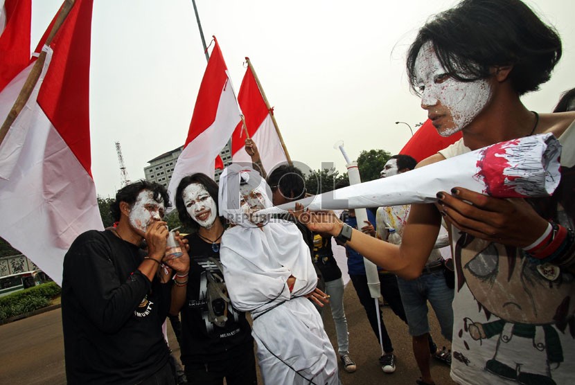  Aksi teatrikal keprihatinan korban narkoba.  (Republika/Adhi Wicaksono)