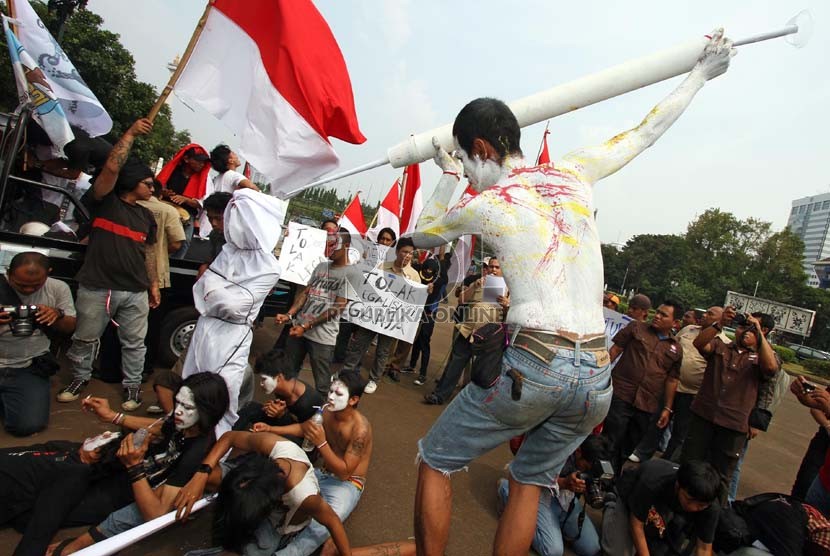  Gabungan aktivis anti narkoba menggelar aksi teatrikal dalam rangka bulan keprihatinan korban narkoba di depan Istana Negara, Jakarta, Jumat (10/5).  (Republika/Adhi Wicaksono)