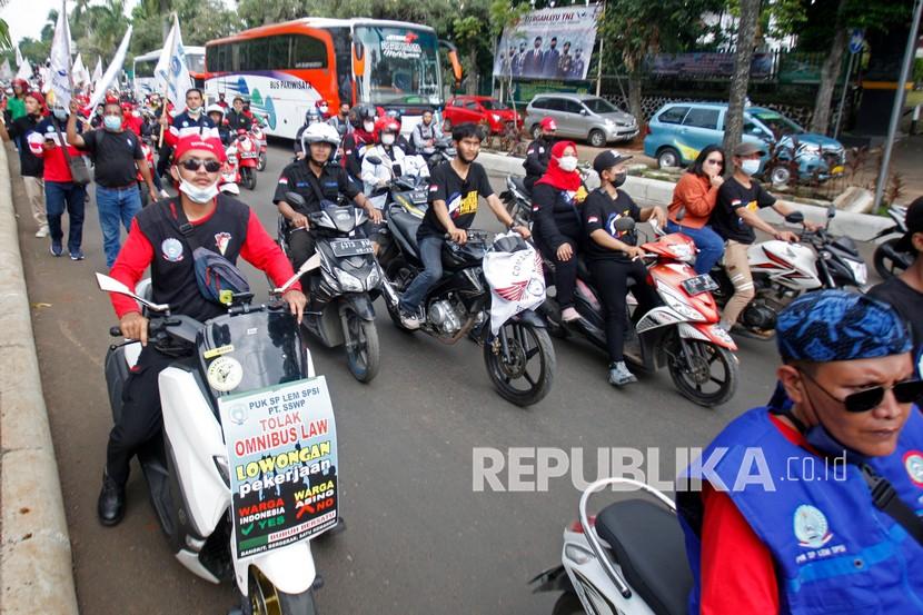 Gabungan aliansi buruh berunjuk rasa di depan Kantor Pemerintah Daerah Kabupaten Bogor, Cibinong, Kabupaten Bogor, Jawa Barat, menuntut kenaikan upah (ilustrasi) 