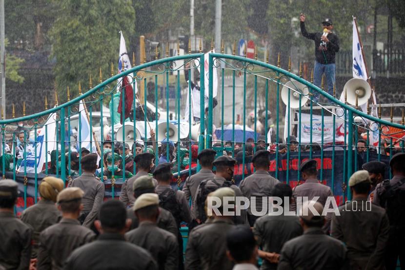 Gabungan aliansi buruh berunjuk rasa di depan Kantor Pemerintah Daerah Kabupaten Bogor, Cibinong, Kabupaten Bogor, Jawa Barat, Rabu (27/10/2021). Unjuk rasa buruh itu menuntut pemerintah menaikkan Upah Minimum Provinsi (UMP) tahun depan sebesar 10 persen.