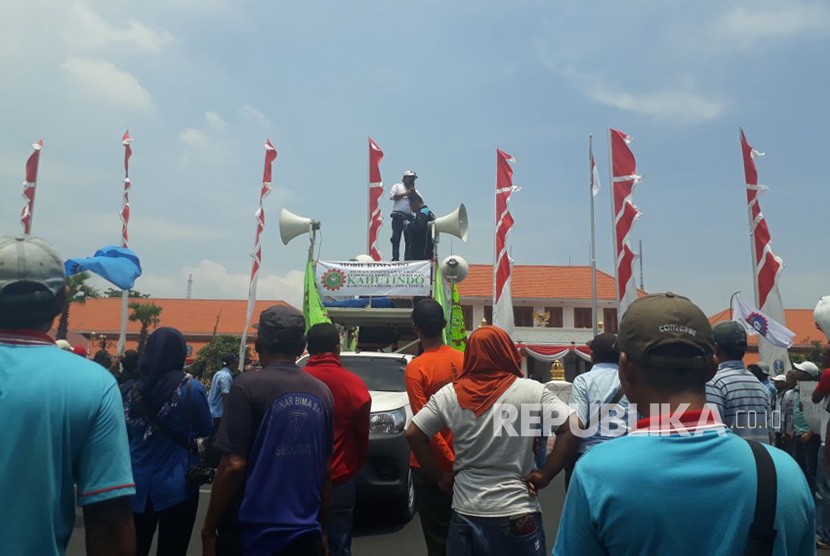 Gabungan buruh se-Jawa Timur melakukan unjuk rasa agar Upah Minimum Provinsi (UMP) Jatim pada 2022, naik hingga 7 persen.