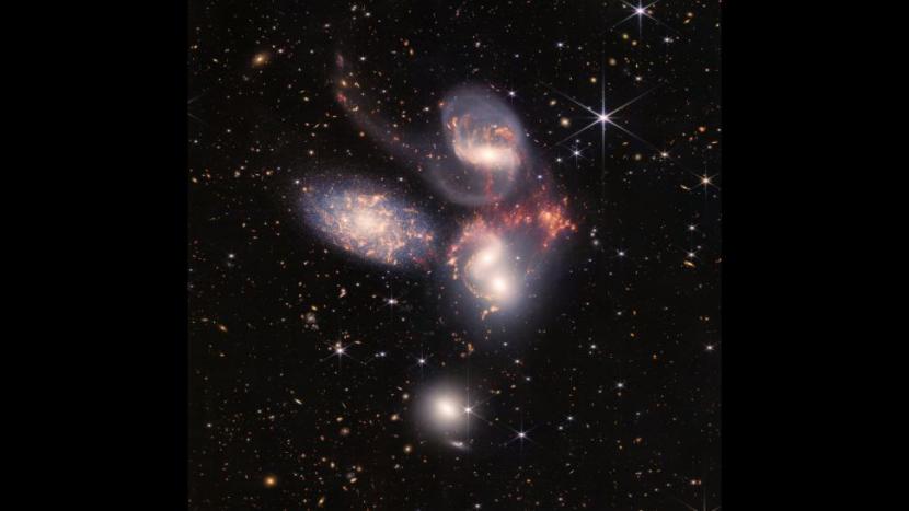 Gabungan dari data inframerah dekat dan tengah yang menunjukkan Stephans Quintet. Ini adalah gambar yang dihasilkan teleskop Webb terbesar hingga saat ini. 