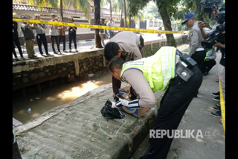 Gabungan Korlantas, Ditlantas Polda Metro Jaya, dan Polres Jakarta Selatan melakukan oleh TKP di lokasi terjadinya kecelakaan tunggal tersangka korupsi KTP-el Setya Novanto, di Jalan Permata Hijau, Kebayoran Lama, Jakarta Selatan