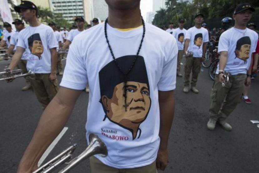 Gabungan para simpatisan Prabowo yang bernama Sahabat Prabowo melakukan atraksi 