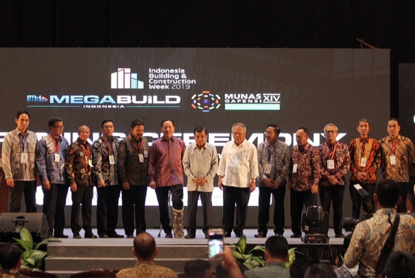 Gabungan Pelaksana Konstruksi Nasional Indonesia (Gapensi) menandatangani kontrak kerja sama MoU dengan Asosiasi Produsen Cat Indonesia (APCI) dan mitra strategis lainnya dalam rangka memajukan Industri Konstruksi Nasional.
