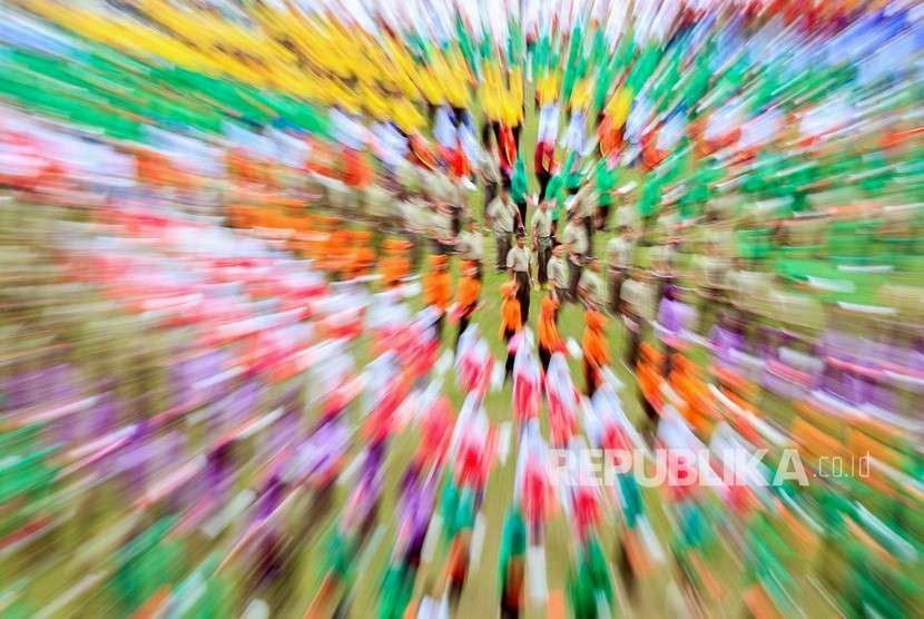 Gabungan peserta senam klosal menampilkan tari Gemu Famire di lapangan Reklamasi Tunas Bangsa, Lhokseumawe, Aceh, Selasa (4/9).