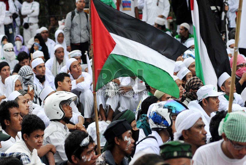   Gabungan sejumlah Ormas Islam berunjuk rasa mengecam kekerasan Israel terhadap warga Gaza di depan Kedubes Amerika Serikat, Jakarta, Jum'at (23/11). (Republika/Aditya Pradana Putra)