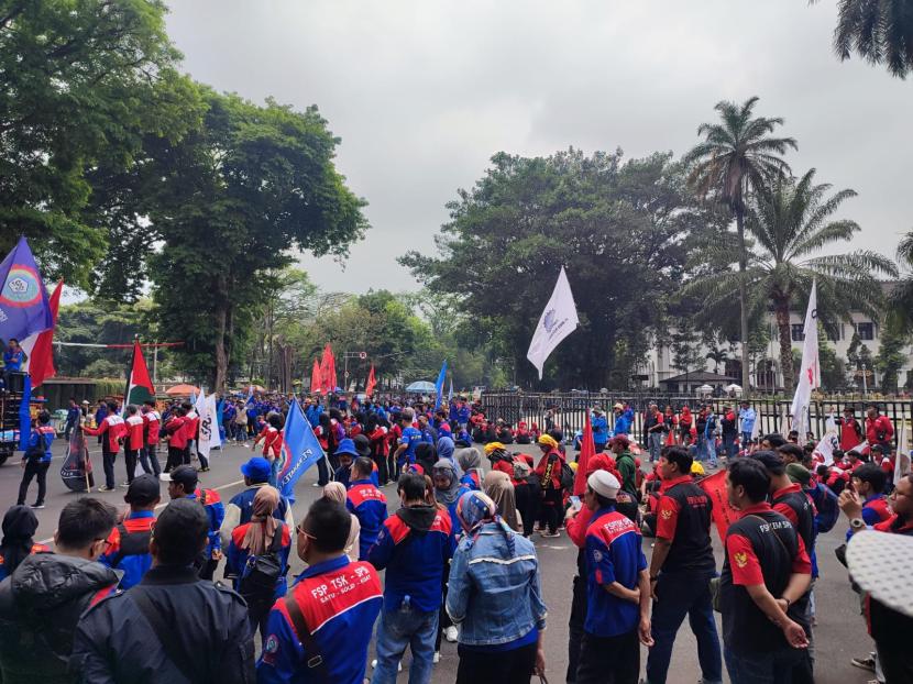 Gabungan serikat pekerja dan buruh di Jawa Barat (Jabar) melakukan aksi demonstrasi di Jalan Diponegoro, Kota Bandung tepatnya di depan Gedung Sate, Senin (23/9/2024)