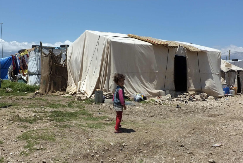 Gadis cilik Suriah berdiri di pemukiman pengungsi Suriah di Anjar, timur Lebanon, dekat perbatan Suriah pada 13 Mei. 