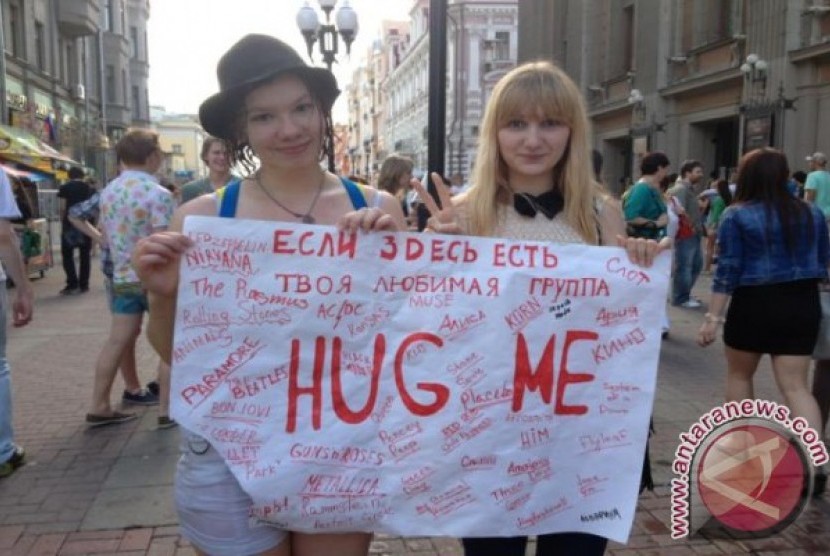Gadis di Rusia memegang poster bertuliskan Free Hug Me