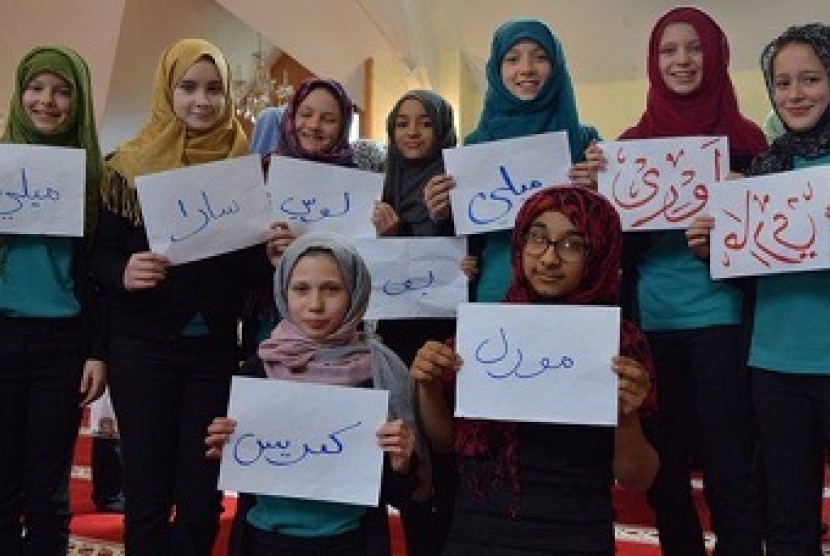 Gadis-gadis kota Cardiff belajar menulis Arab di Masjid Darul Isra.  