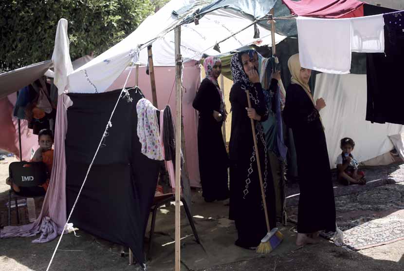 Gadis-gadis Palestina berdiri di tenda pengungsian di dekat Rumah Sakit Al Shifa, Gaza, Rabu (6/8). 