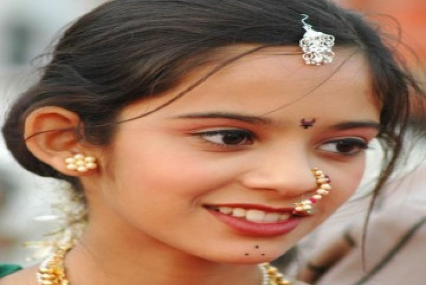 Gadis kecil berkostum tradisional India