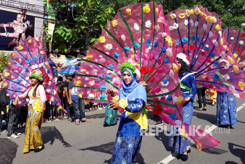 Gadis Ngarot memeriahkan Tjimanoek Karnival dalam rangkaian HUT Kabupaten Indramayu ke-490, Ahad (8/10). 