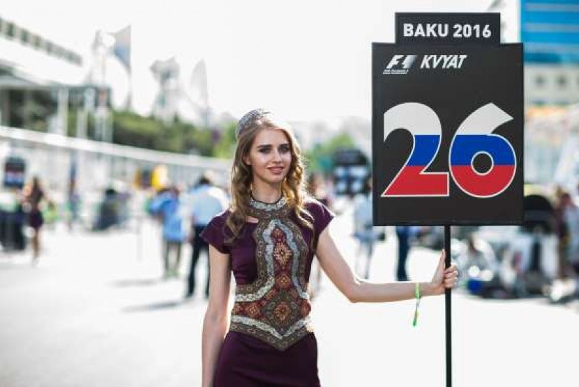 Gadis payung di ajang balapan Formula 1.