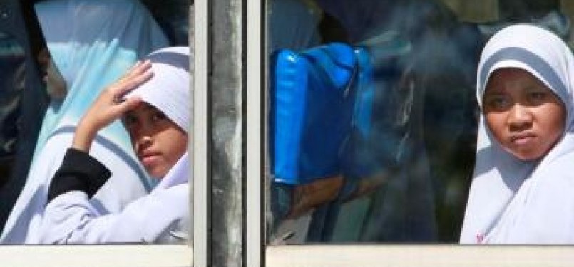 Gadis pelajar Muslim melihat dari bus kota di propinsi Narathiwat, Thailand Selatan.