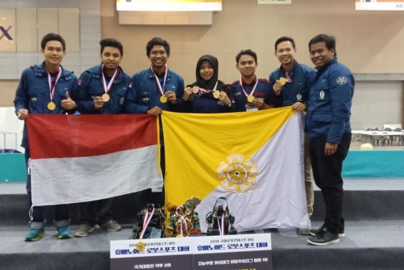 Gadjah Mada Robotic Team (GMRT) yang berlaga di International Robot Contest (IRC) 2018 di Korea Selatan.