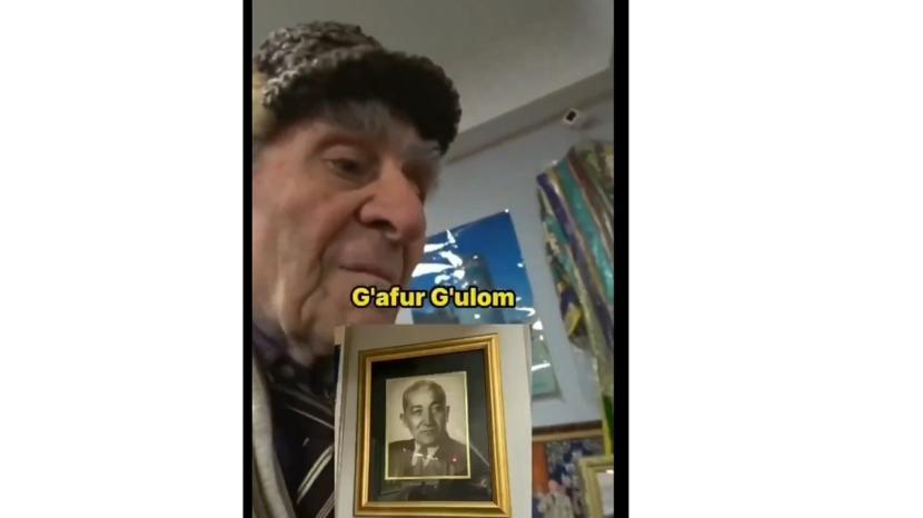 Pria Yahudi Rusia menunjukkan foto Gafur Gulom, Muslim yang membelanya saat berhadapan dengan Nazi.
