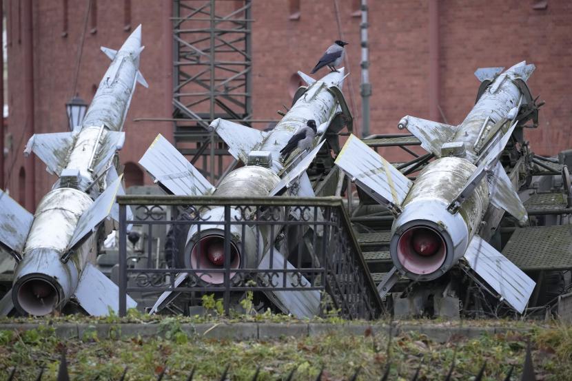 Gagak duduk di rudal pertahanan udara Soviet yang dikumpulkan di wilayah Museum Artileri di St. Petersburg, Rusia, Rabu, 16 November 2022. 