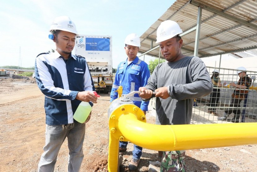 Gagas Energy Indonesia mengalirkan Compress Natural Gas (CNG) atau gas alam terkompresi  untuk produsen aspal nasional PT Liman Jaya Trans Mix, Senin (28/5)