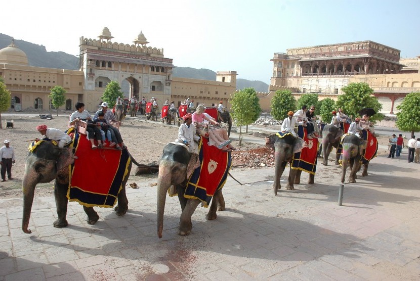 Gajah mengangkut wisatawan keluar dari Benteng Amber di Jaipur, India.