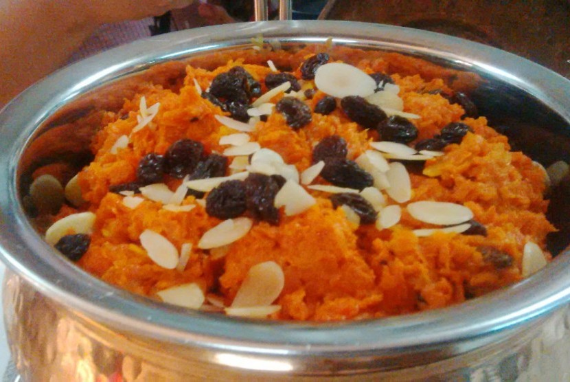 Gajjar Ka Halwa, hidangan India yang dibuat dari parutan wortel, susu, kismis, dan taburan almond.