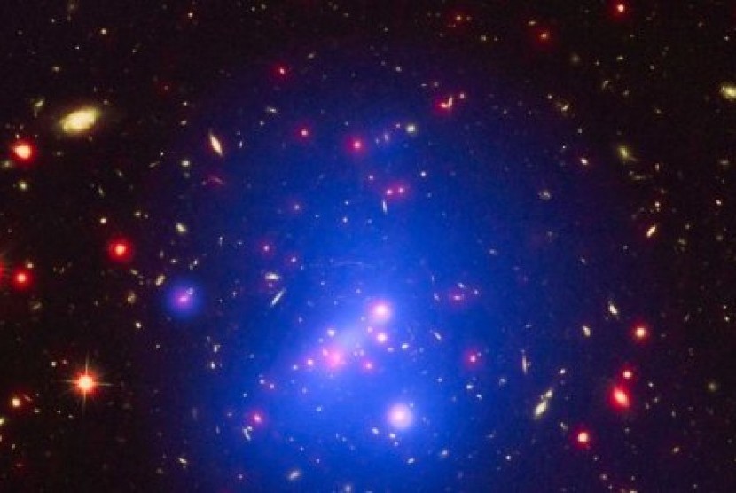Galaksi IDC 1426 terletak 10 miliar tahun cahaya dari Bumi dan memiliki berat hampir sebesar 500 triliun kali Matahari. 