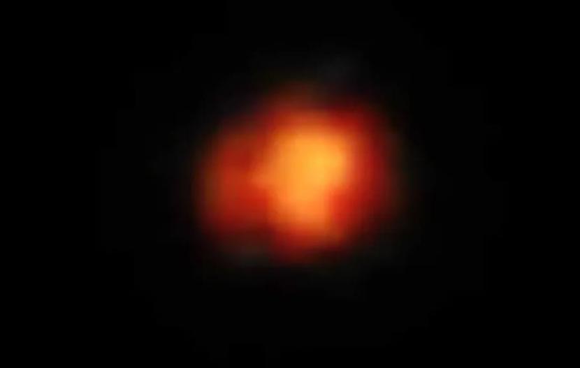 Galaksi Maisie merupakan galaksi tertua yang pernah tercatat yaitusekitar 13,4 miliar tahun. 