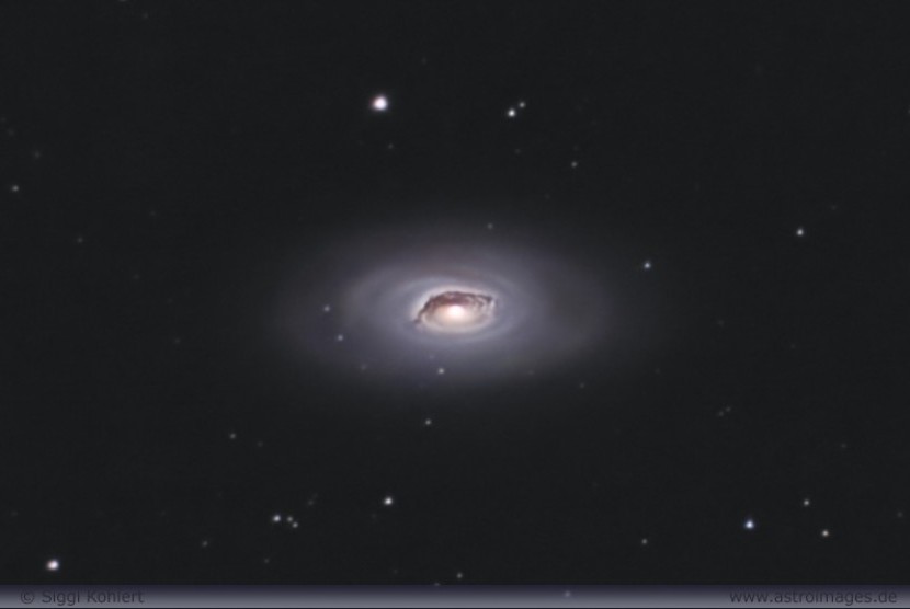 Galaksi Mata Hitam yang juga disebut Messier 64, M64, atau NGC 4826 ditemukan oleh Edward Pigott.