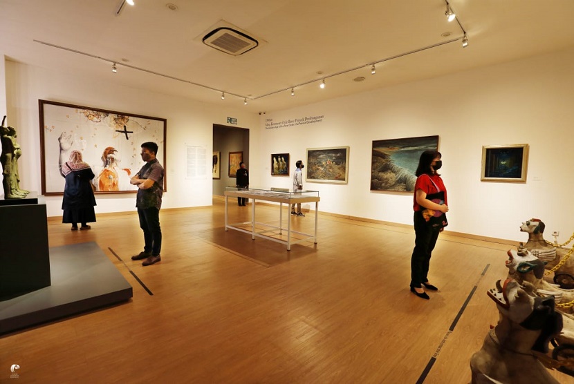 Galeri Nasional Indonesia (GNI) kembali membuka kunjungan untuk publik mulai Selasa, (4/5) mendatang. Penikmat seni bisa menyambangi Pameran Tetap Koleksi GNI di Gedung B lantai dua dengan penyesuaian cara berkunjung sesuai tata-tertib.